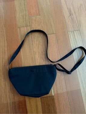 Uniqlo black cross body bag